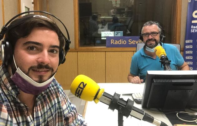 José Manuel Peña, a la izquierda, y Paco García, durante la emisión del programa El Toreo