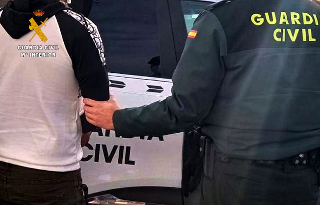 La Guardia Civil detiene a un hombre por robar a mano armada en un estanco de Santiago de Cartes -