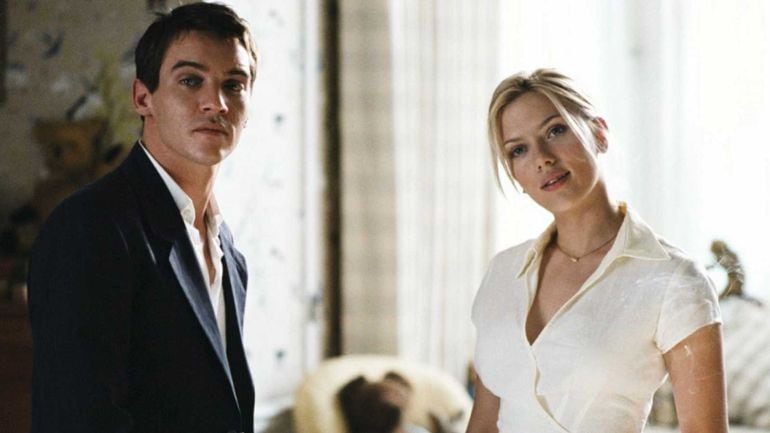 Jonathan Rhys-Meyers junto a Scarlett Johansson en una escena de &#039;Match Point&#039;