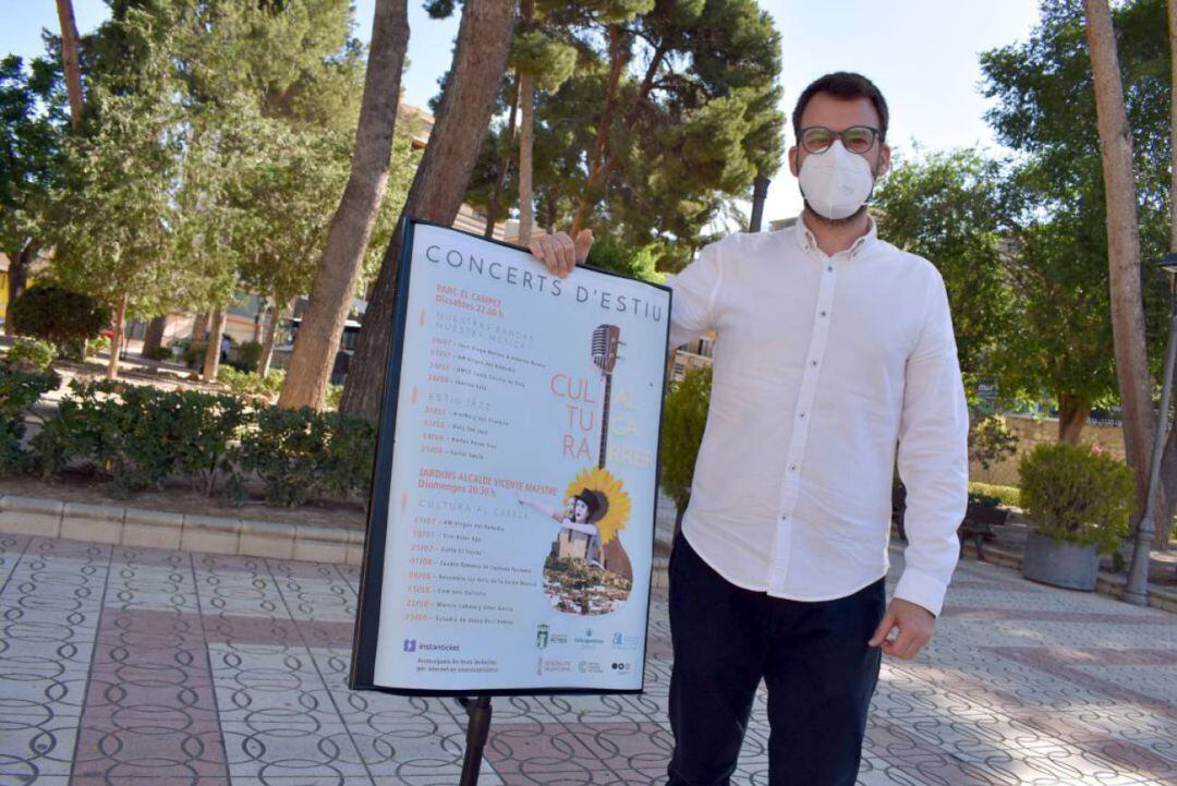El concejal de Cultura en la presentación de la programación veraniega de Petrer 