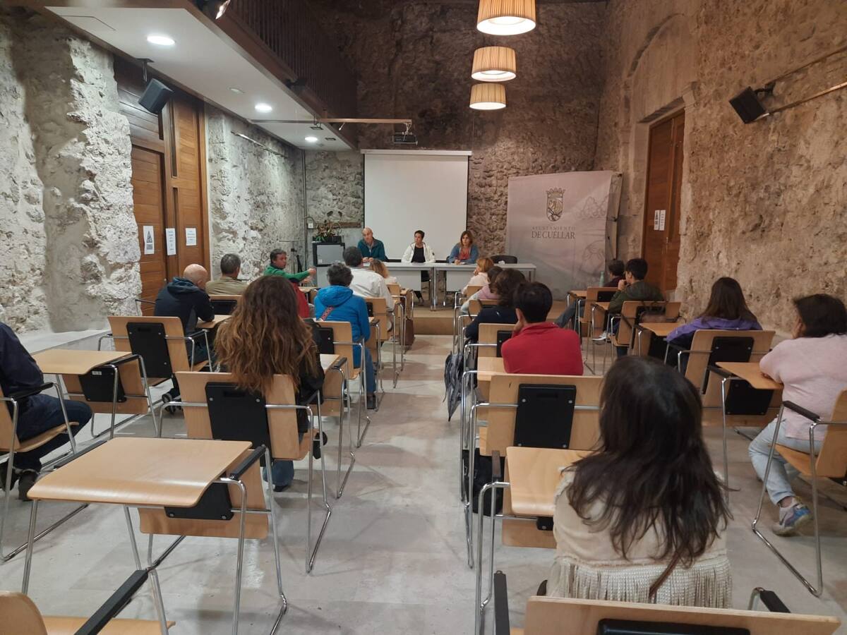 Lucia Arranz, presidenta del CIT Villa de Cuéllar, habla de los asuntos tratados en la asamblea de socios