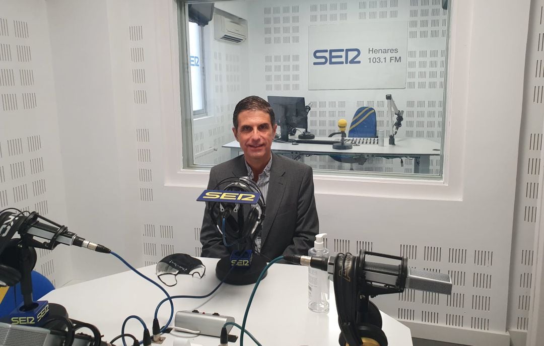 Javier Rodríguez Palacios en los estudios de SER Henares. 