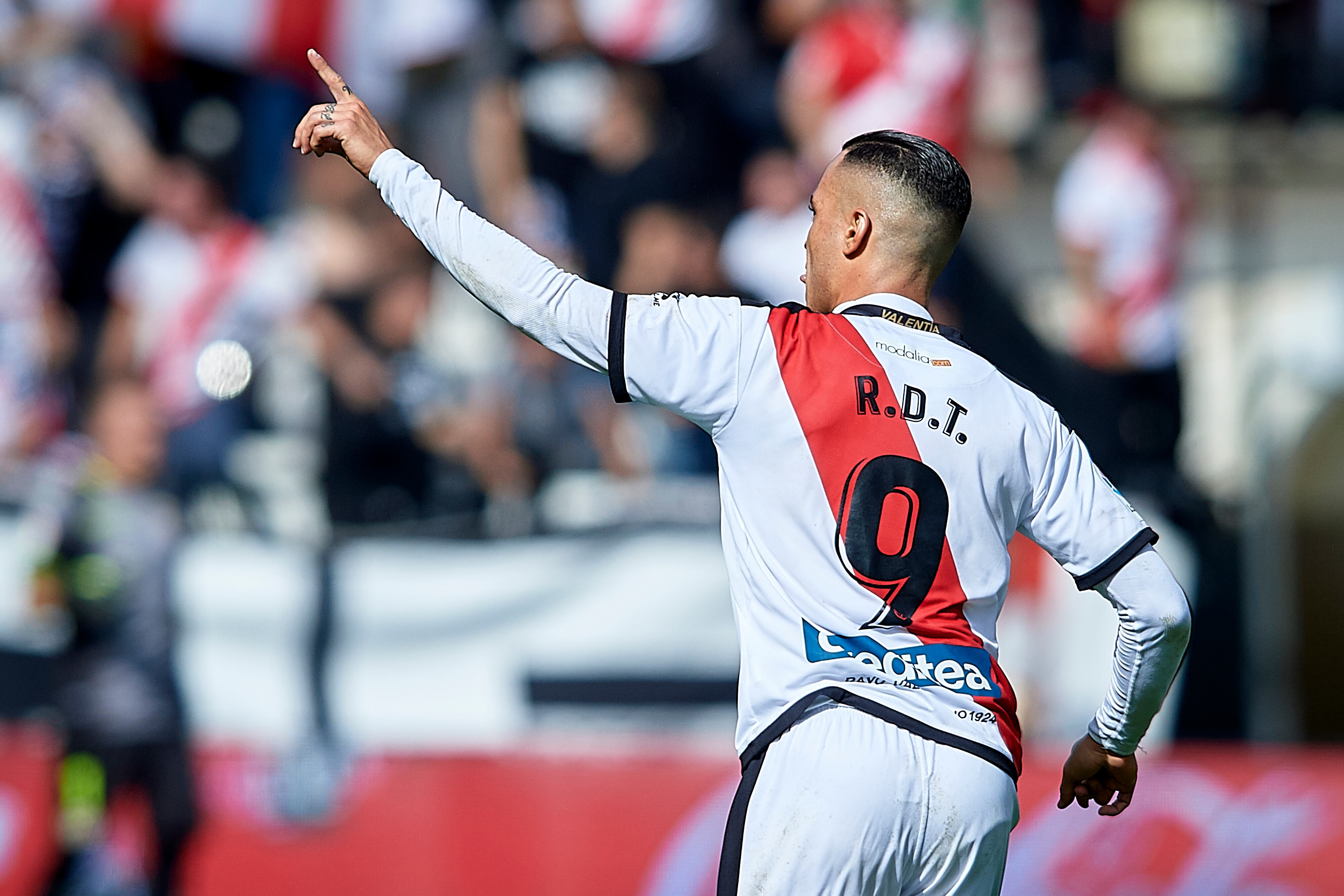 Raúl de Tomás celebra uno de sus goles durante su etapa en el Rayo, en 2018.