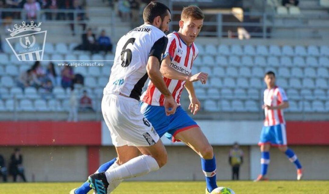 Yago Pérez ante el Badajoz.