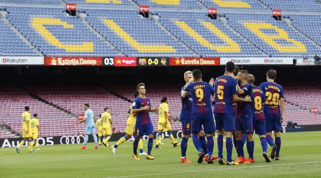 Los jugadores del Barcelona celebran uno de los goles del partido
