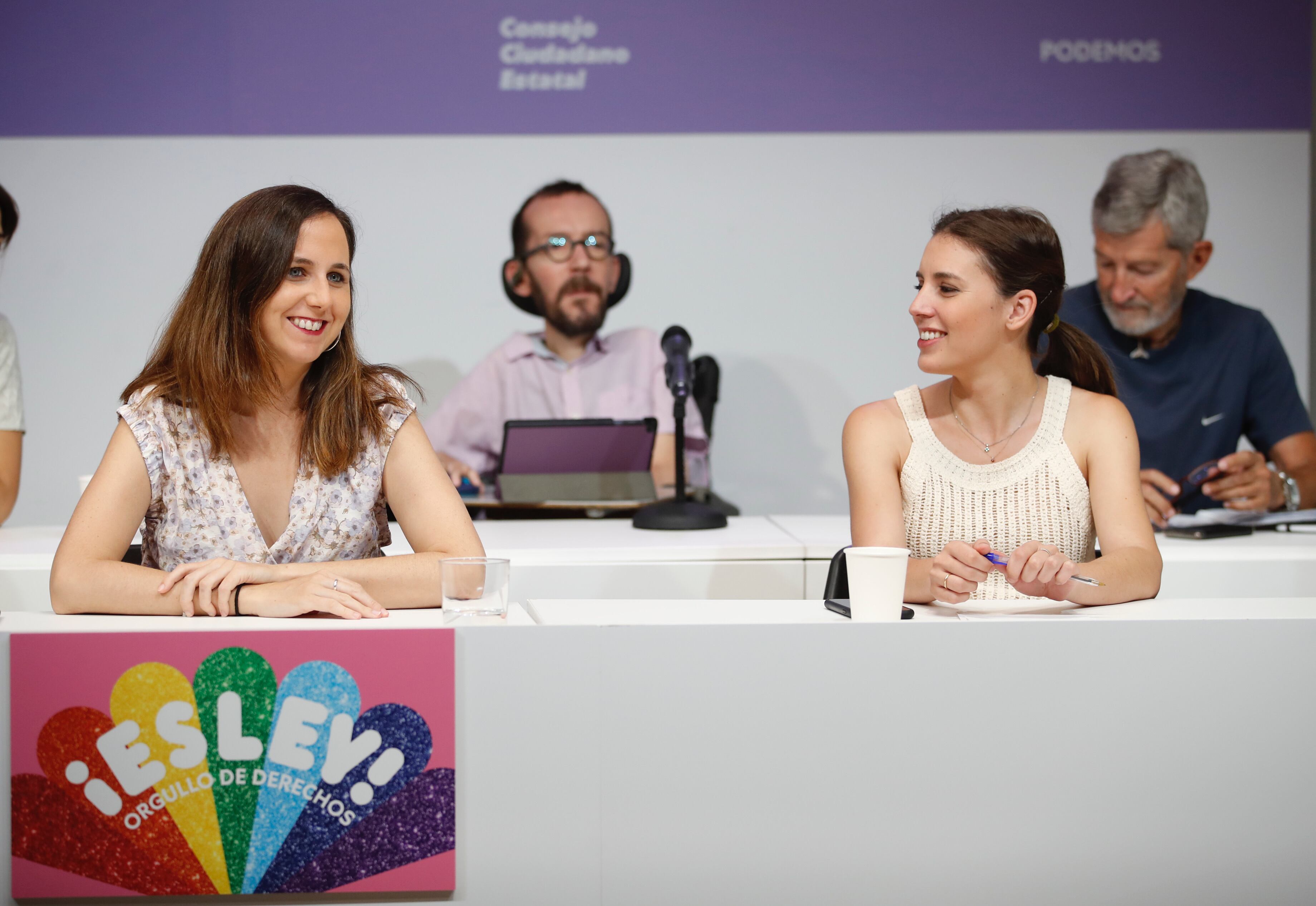 MADRID, 09/07/2022.- La secretaria general de Podemos, Ione Belarra (i), junto a la ministra de Igualdad y número dos de Podemos, Irene Montero (d), reúne al Consejo Ciudadano de Podemos para marcar las líneas estratégicas de cara al próximo debate del estado de la nación en un momento además de tensión en el Gobierno de coalición, este sábado en Madrid. EFE/ Javier López