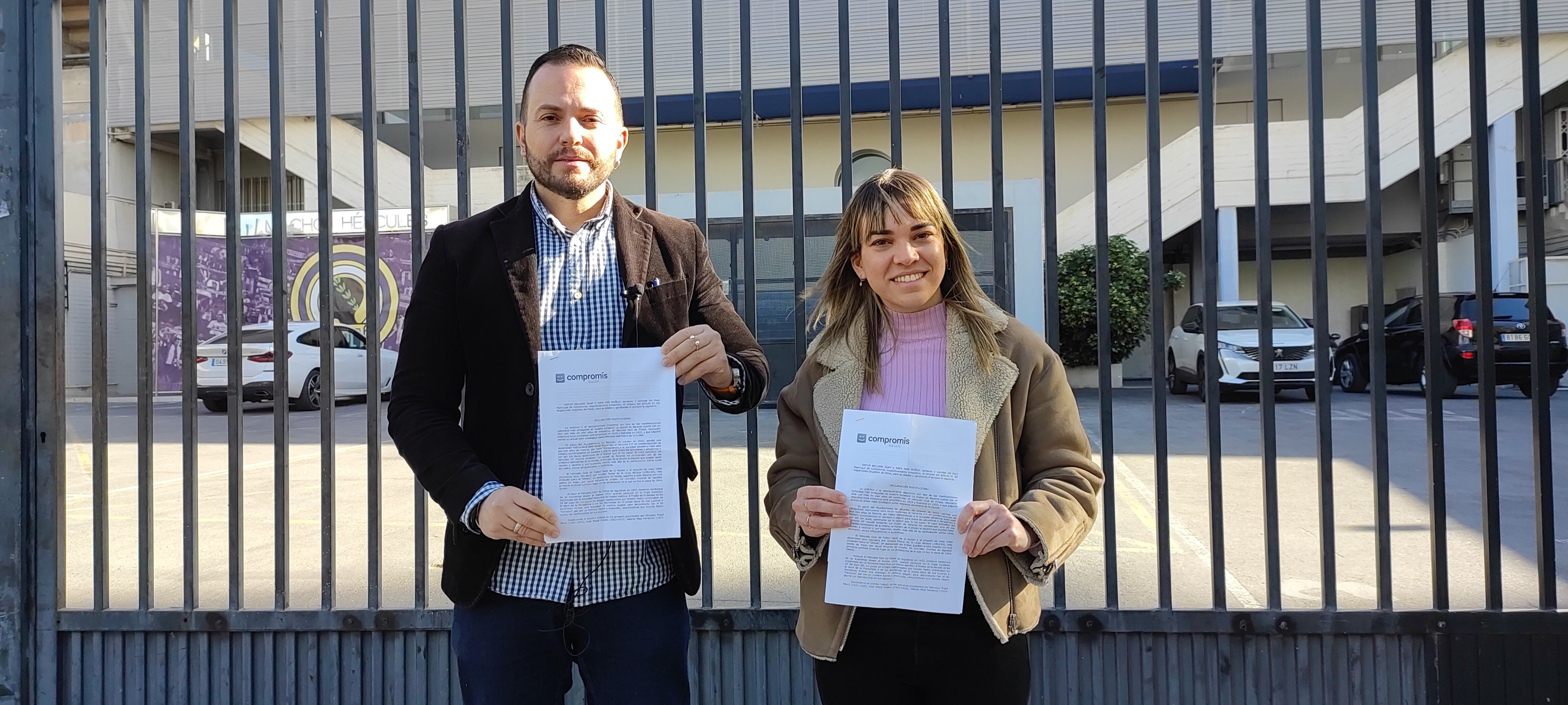 Rafa Mas y Sara Llobell, representantes de Compromís, en el estadio José Rico Pérez