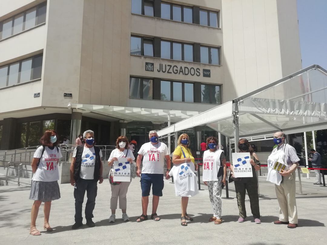 Familiares de la Marea de Residencias frente a los juzgados de Plaza de Castilla. 