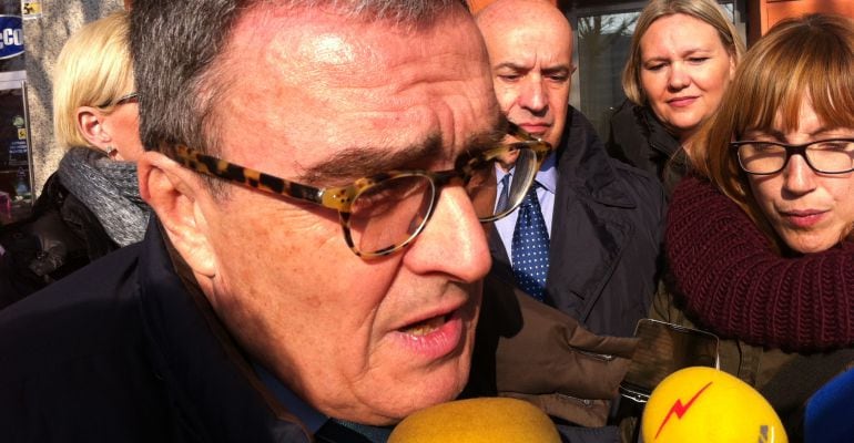 Imatge de l'alcalde de Lleida donant explicacions davant els mitjans per la destitució de Marta Camps