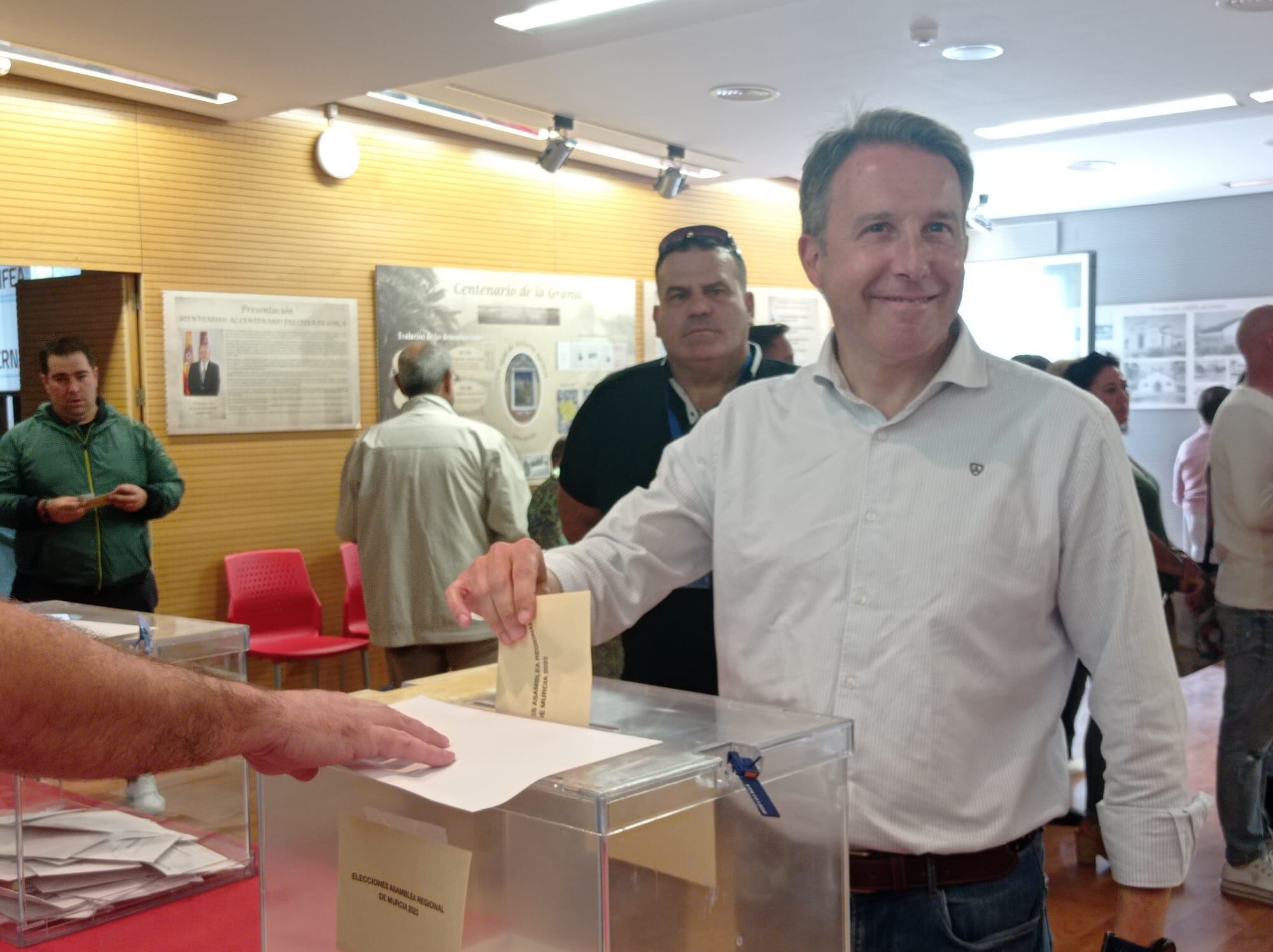 Fulgencio Gil, candidato a la alcaldía de Lorca por el PP ejerce su derecho al voto