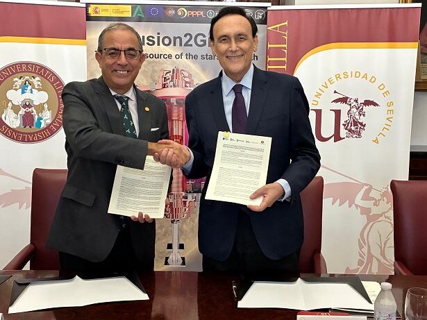 El consejero de Universidad, Investigación e Innovación de la Junta de Andalucía, José Carlos Gómez Villamandos y el rector de la US, Miguel Ángel Castro, en la firma del convenio para impulsar la segunda fase del Tokamak Smart.