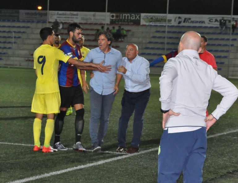 Raúl Garrido protestando su expulsión