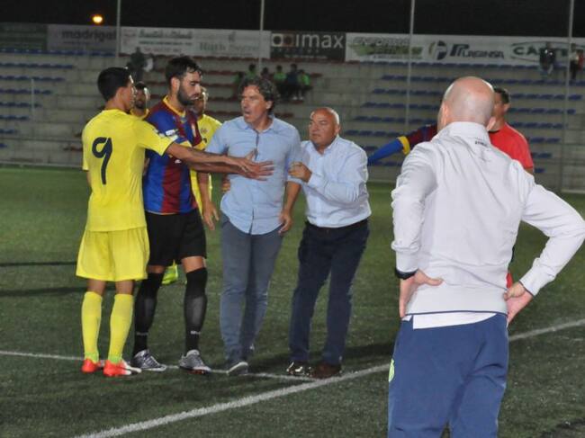 Raúl Garrido protestando su expulsión