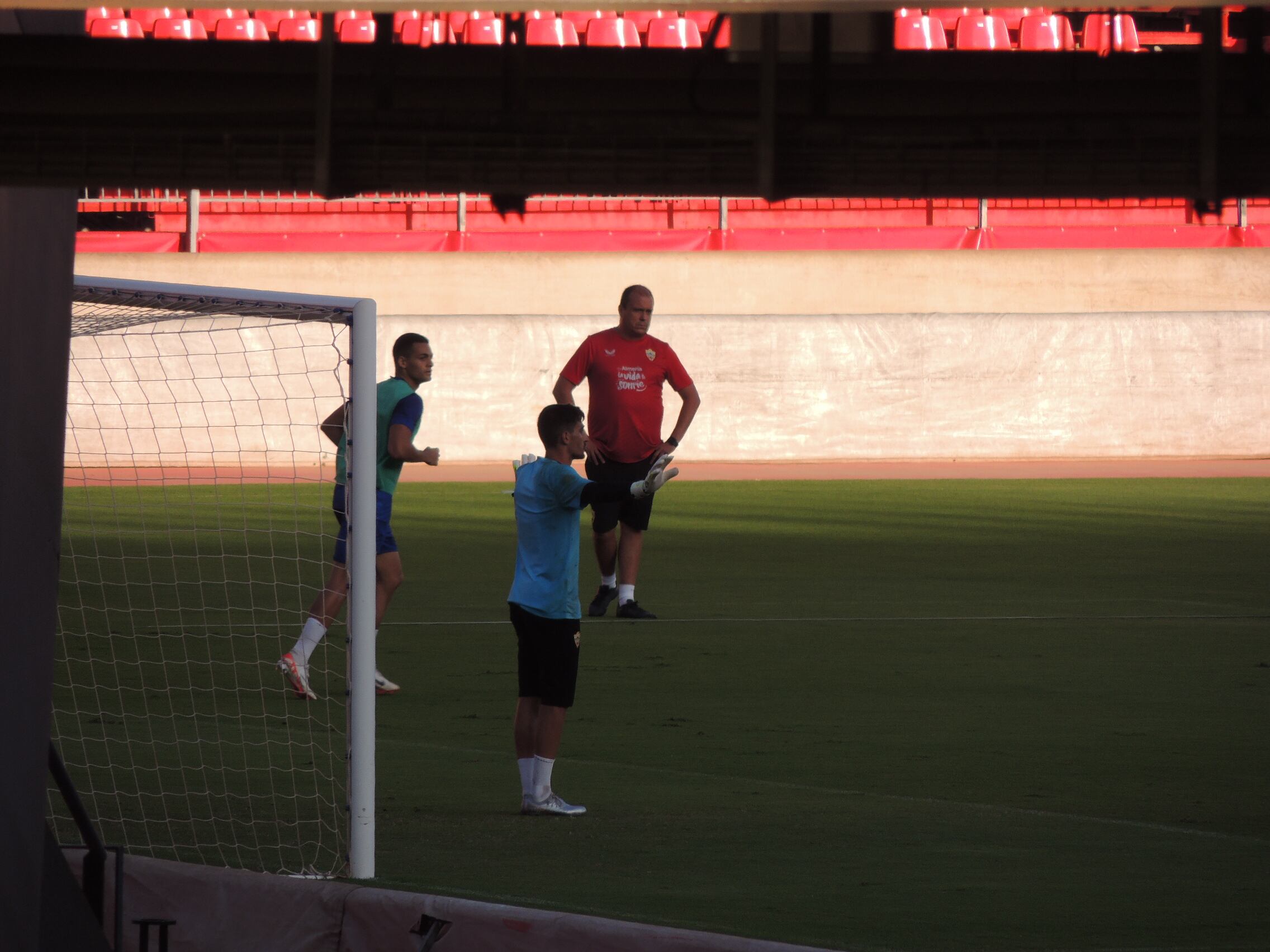 El técnico jiennense este jueves en el Mediterráneo con el primer equipo.