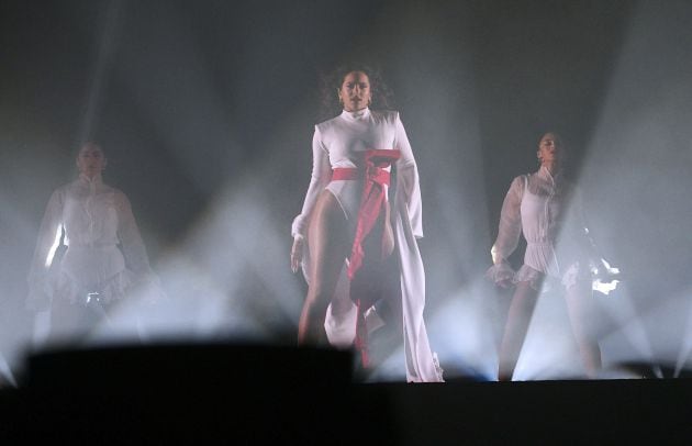 Fotogalería | Rosalía actuó acompañada con su cuerpo de baile.