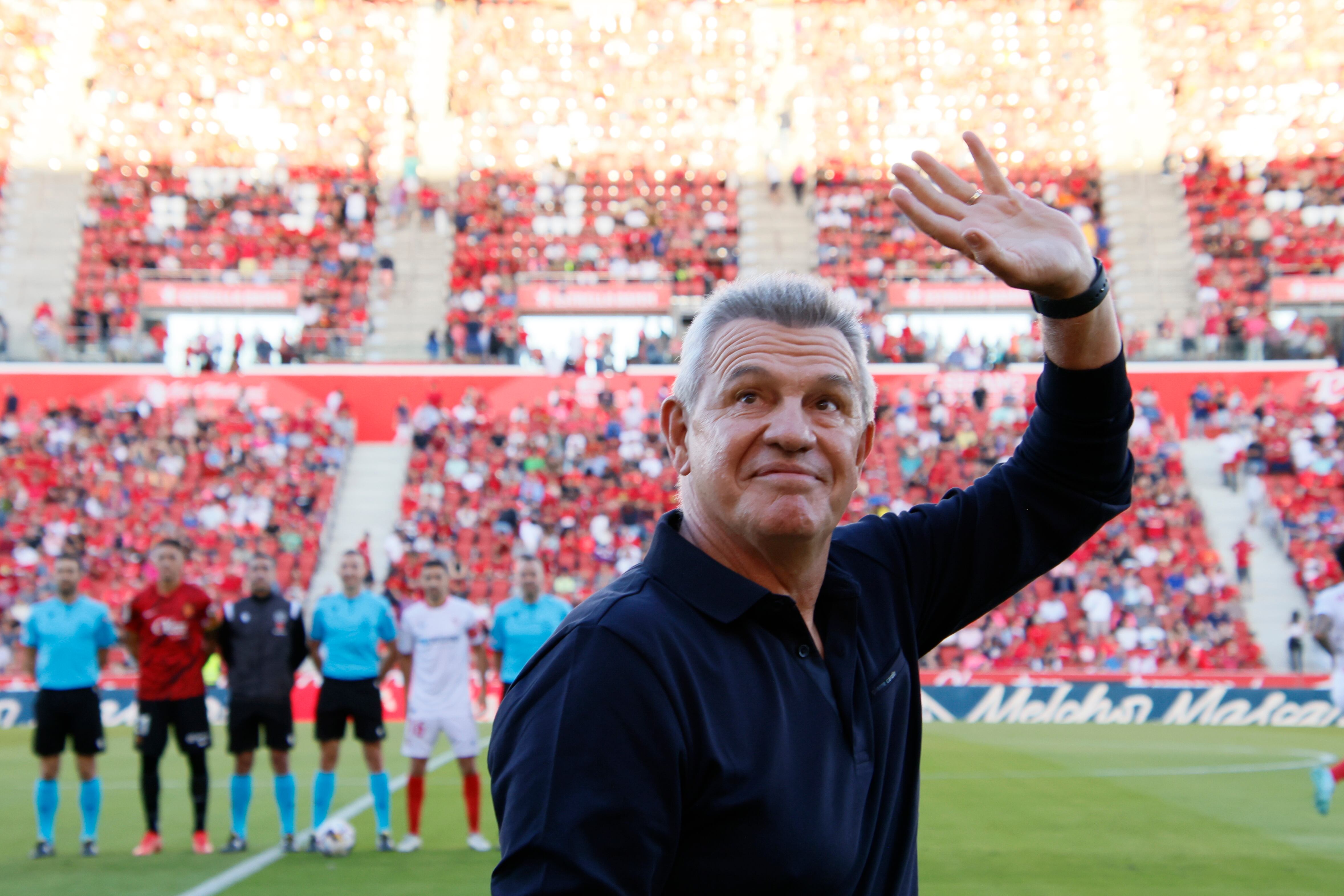 PALMA DE MALLORCA, 15/10/2022.- El entrenador del Mallorca, Javier Aguirre, al inicio del partido de Liga en Primera División ante el Sevilla disputado este sábado en el Visit Mallorca Estadi. EFE/Cati Cladera