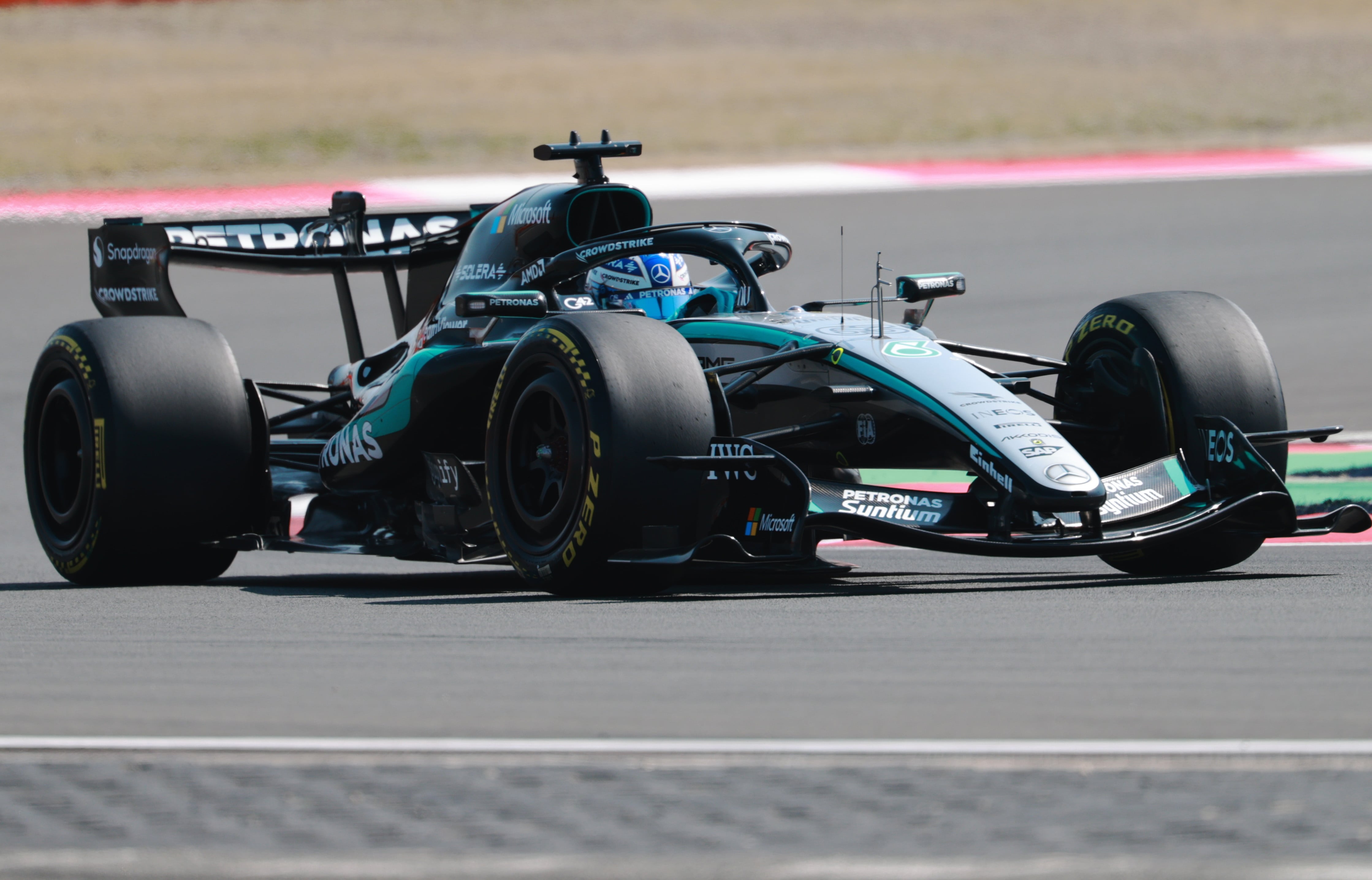 El piloto de Mercedes, George Russell, durante la 'sprint' de este sábado en Shanghái.