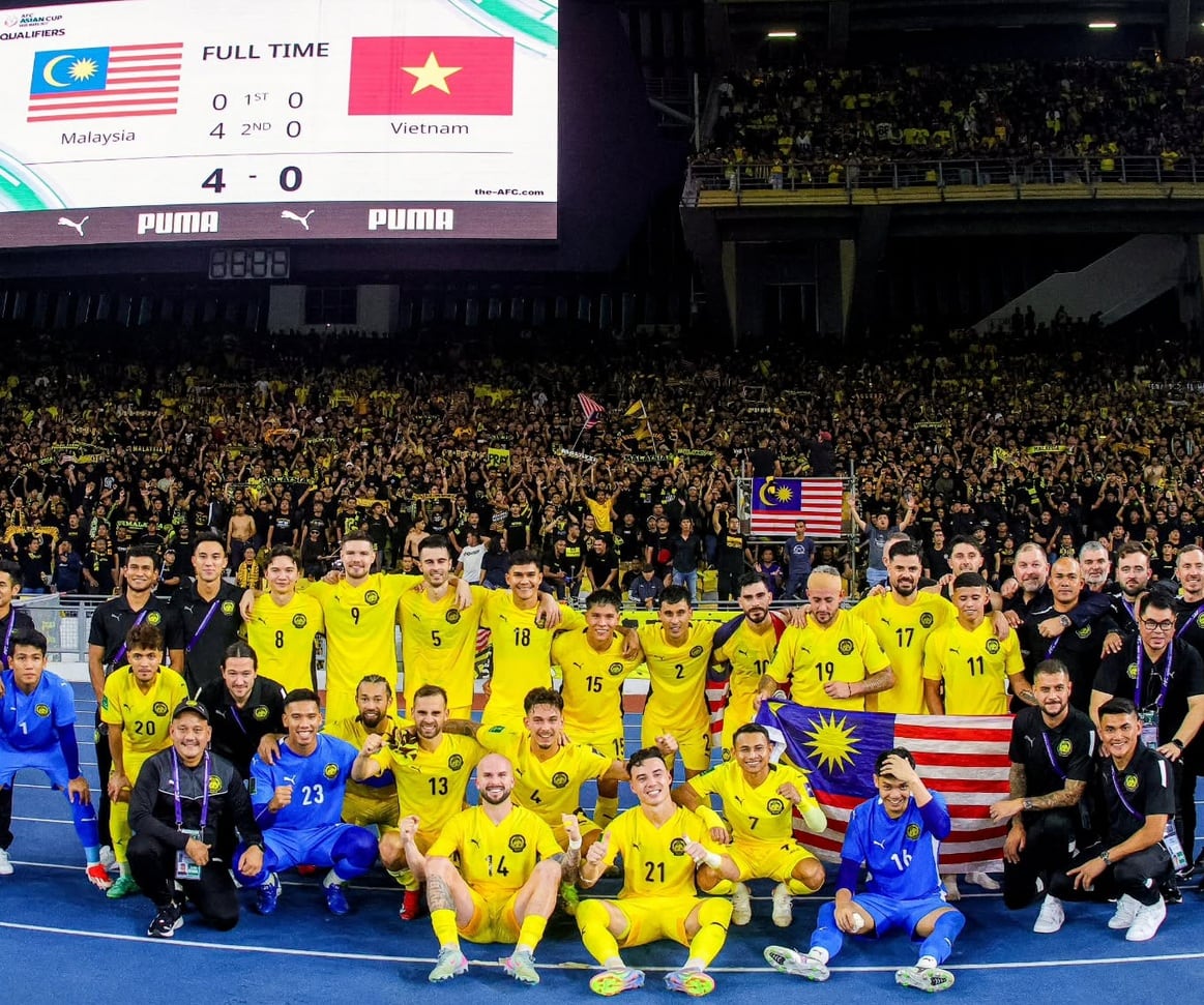 Foto de la selección de Malasia tras vencer a Vietnam, con los siete jugadores ahora sancionados. / Instagram: Jon Irazabal