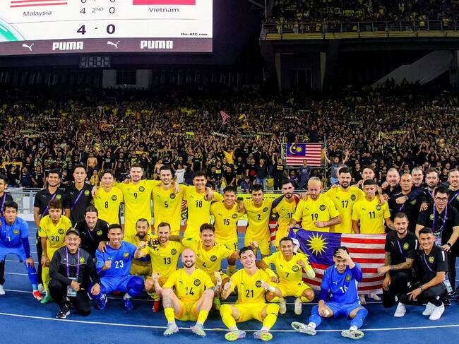 Foto de la selección de Malasia tras vencer a Vietnam, con los siete jugadores ahora sancionados. / Instagram: Jon Irazabal