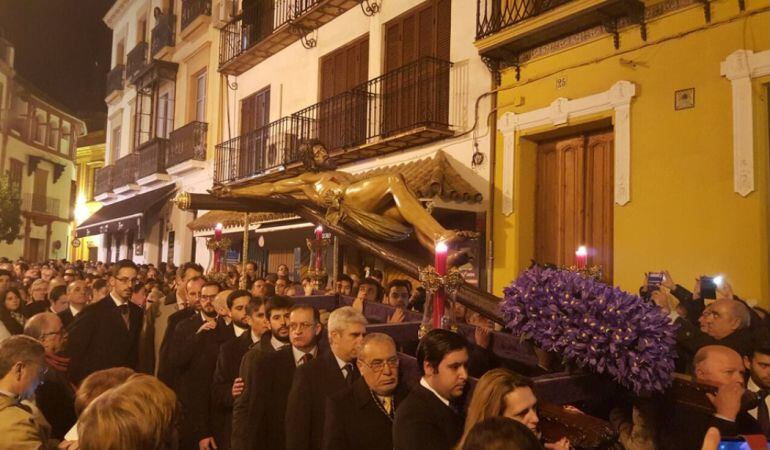 El intenso frío no impidió que numeroso público acompañara al Cristo de las Cinco Llagas de La Trinidad en su vía crucis de las Hermandades de Sevilla