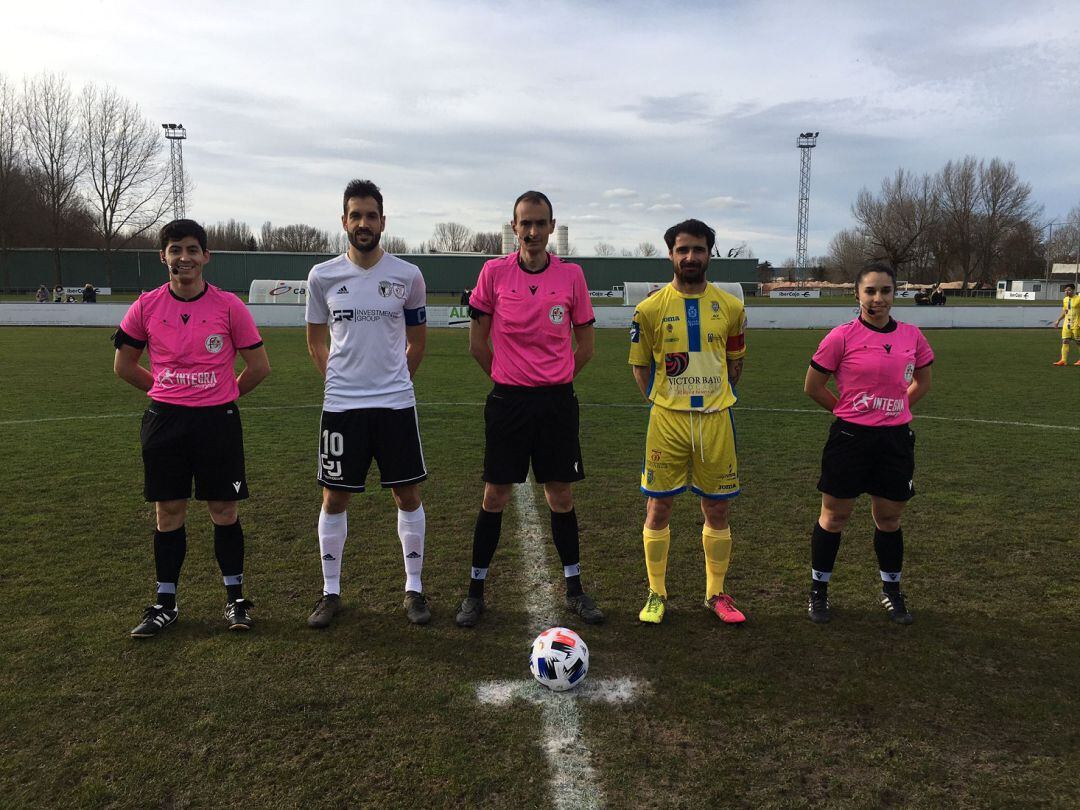 El capitán ribereño Zazu -de amarillo- y el burgalesista, Gabri, en la foto previa al inicio del choque.