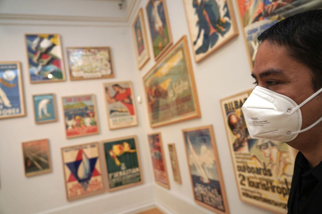 Un visitante protegido con mascarilla visita una sala el día en el que el Museo de Bellas Artes de Bilbao reabre sus instalaciones