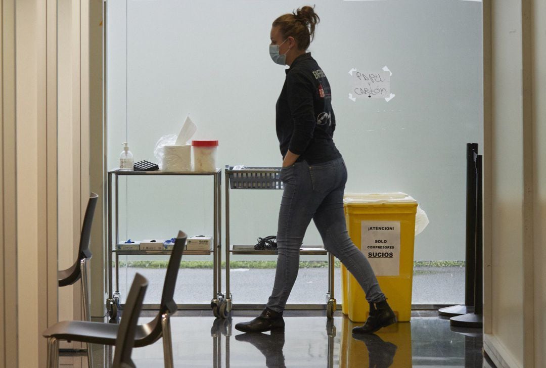 Un dispositivo en un centro de Refena para administrar la vacuna contra la COVID-19 a profesionales sociosanitarios, en Pamplona, Navarra (España)