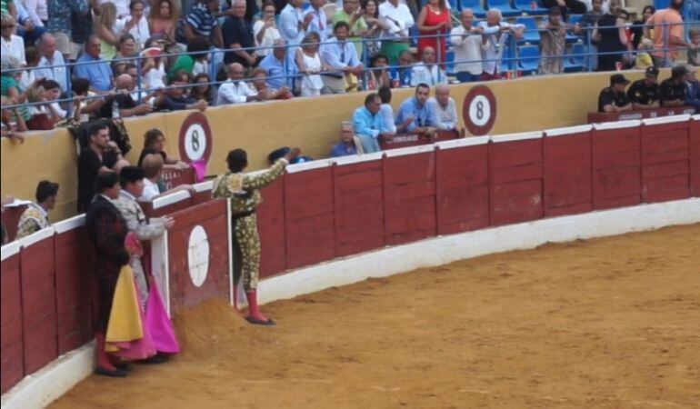 Morante hace indicaciones al palco presidencial de que no iba a matar a su segundo oponente