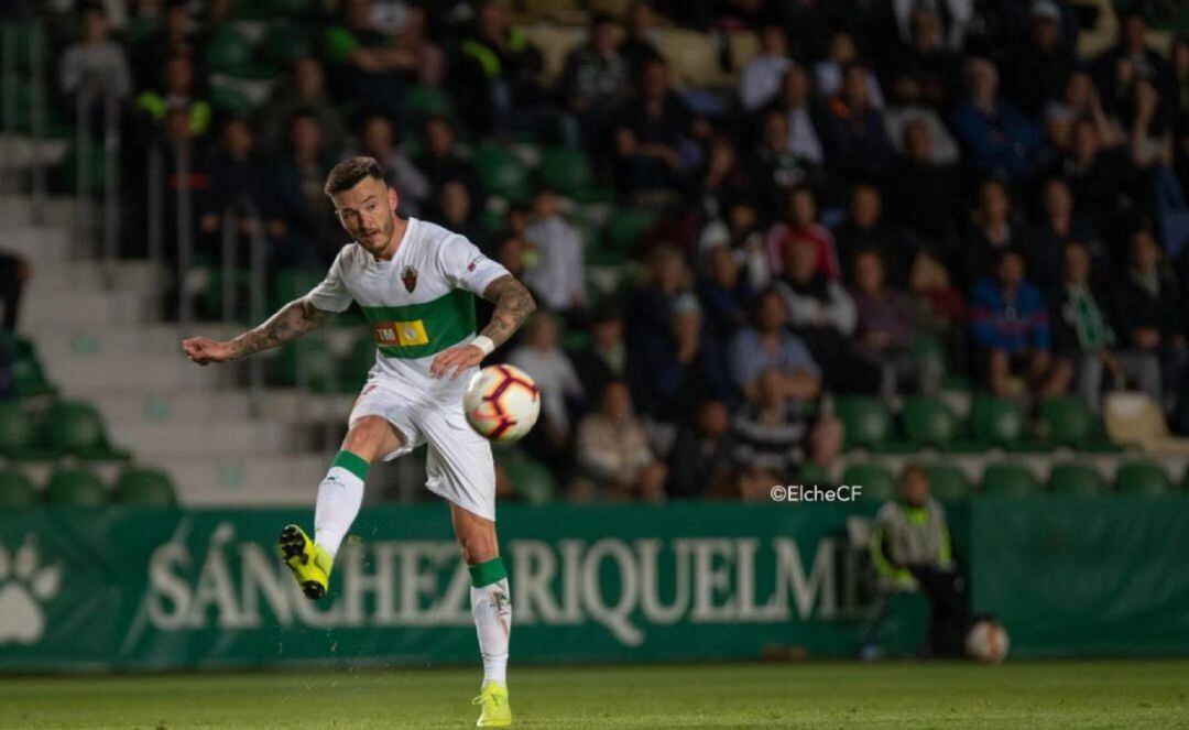 Josan toca el balón en un partido con el Elche en el Martínez Valero