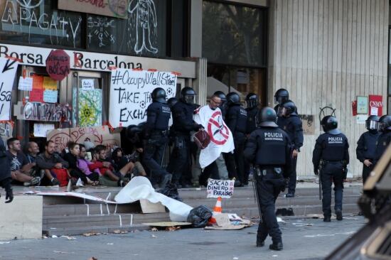 Els Mossos d'Esquadra retiren els indignats acampats, contra l'actual sistema financer, davant la Borsa de Barcelona