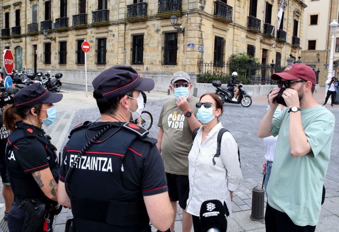 Una patrulla de la Ertzaintza en San Sebastián, en una imagen de archivo