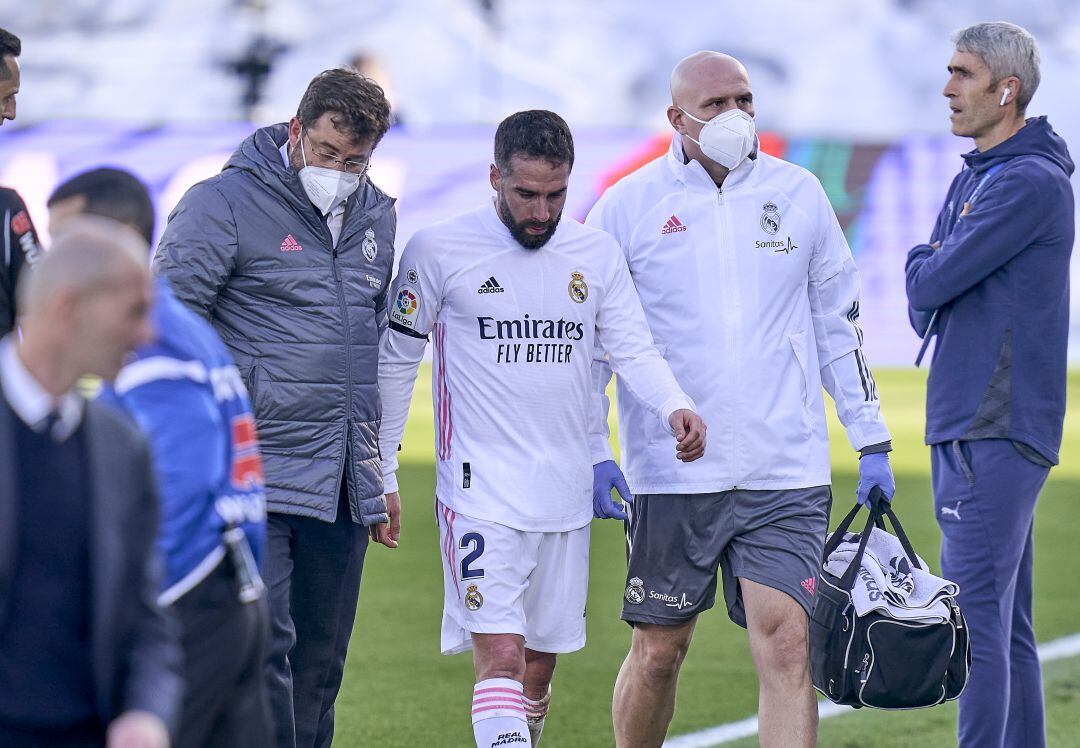 Carvajal se retira lesionado del partido ante el Valencia.