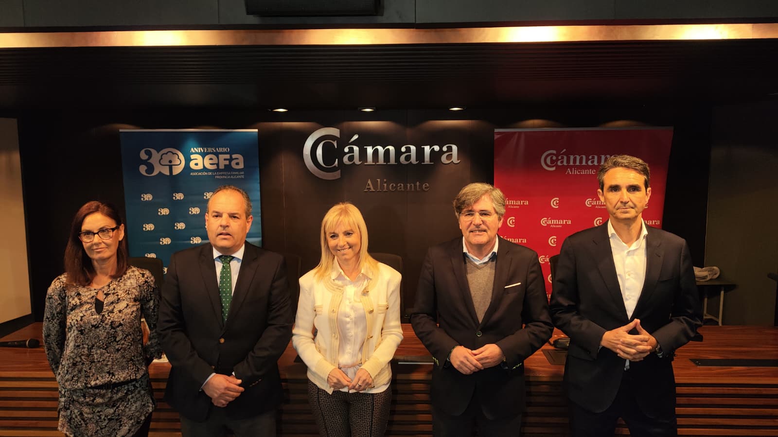 Carlos Baño (segundo por la izquierda) en un acto el día después de levantarse el secreto de sumario por presunto fraude en el que está investigado