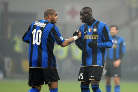 Balotelli con Adriano en el Inter de Milán