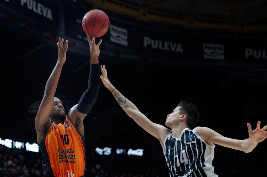 El Valencia Basket recibe al Dolomiti Energia Trento en la quinta jornada de la primera fase de la Eurocopa. En la imagen, el jugador del Valencia Basket, Will Thomas (i) junto a Andrea Mezzanotte, del Dolomiti.