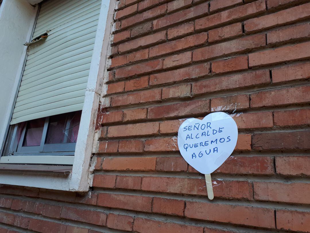 Cartel que han colocado varios niños que viven en las viviendas de la Avenida Olárizu pidiendo al alcalde que devuelva el suministro de agua y luz