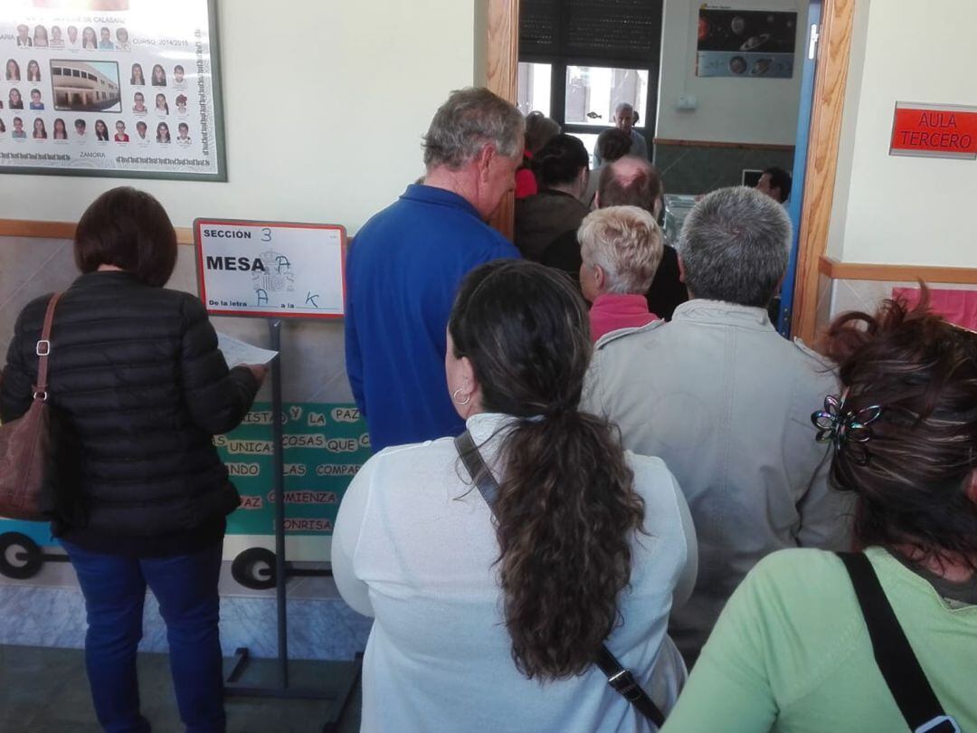 Varios zamoranos esperando para ejercer su derecho al voto en el colegio San José de Calasanz de la capital