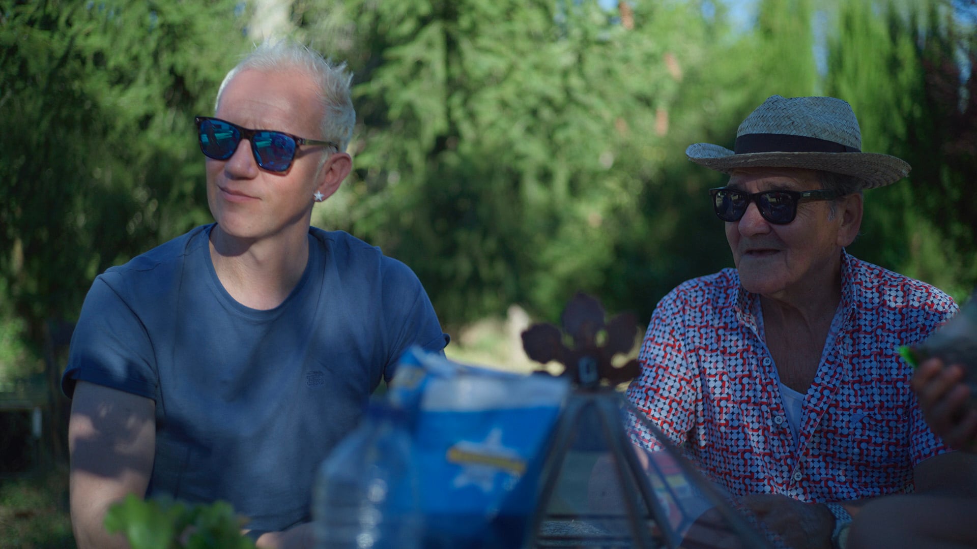 Toño Rodríguez junto a su padre, en uno de los momentos recogidos en el documental