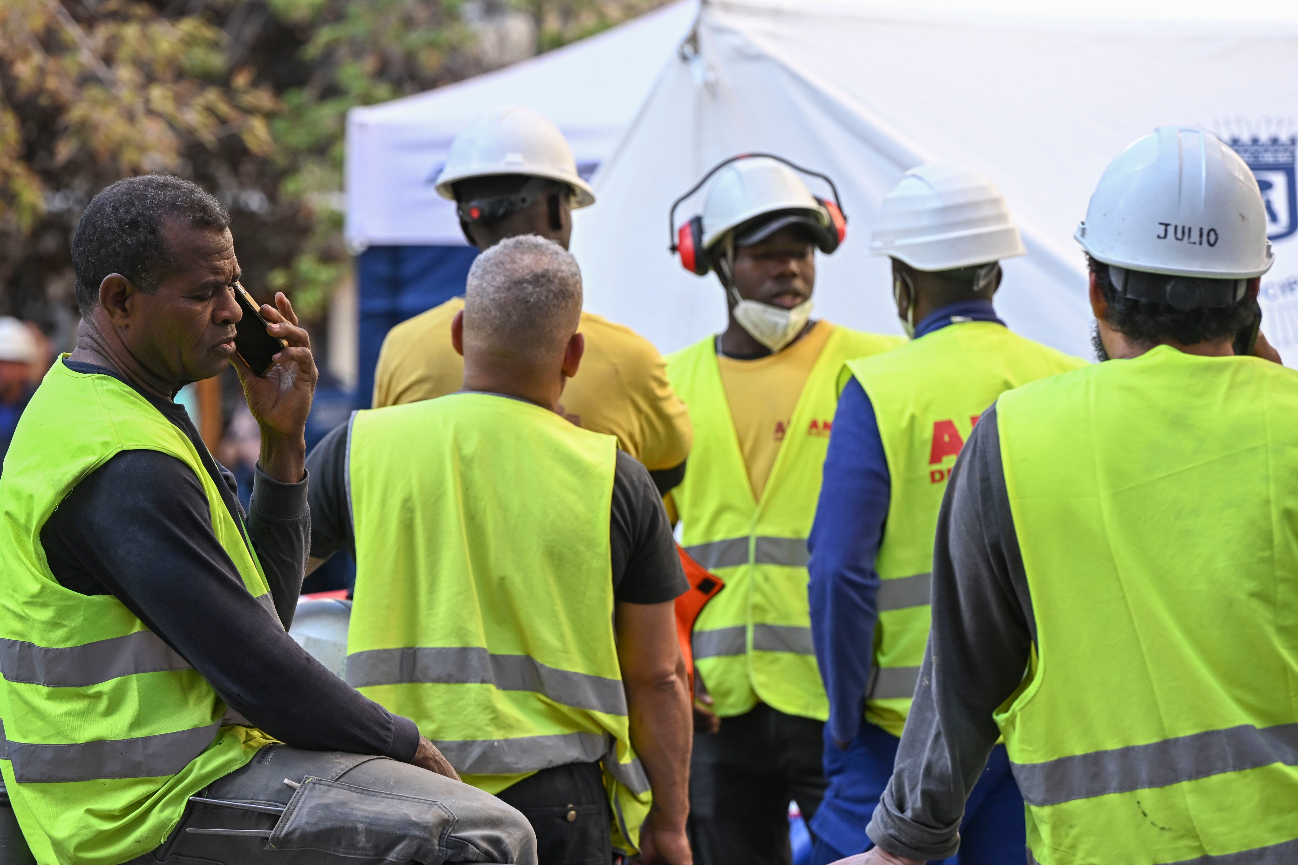 MADRID, 07/10/2025.- El derrumbe parcial de un edificio en pleno centro de Madrid, en una calle situada cerca de la plaza de Ópera EFE/ Fernando Villar