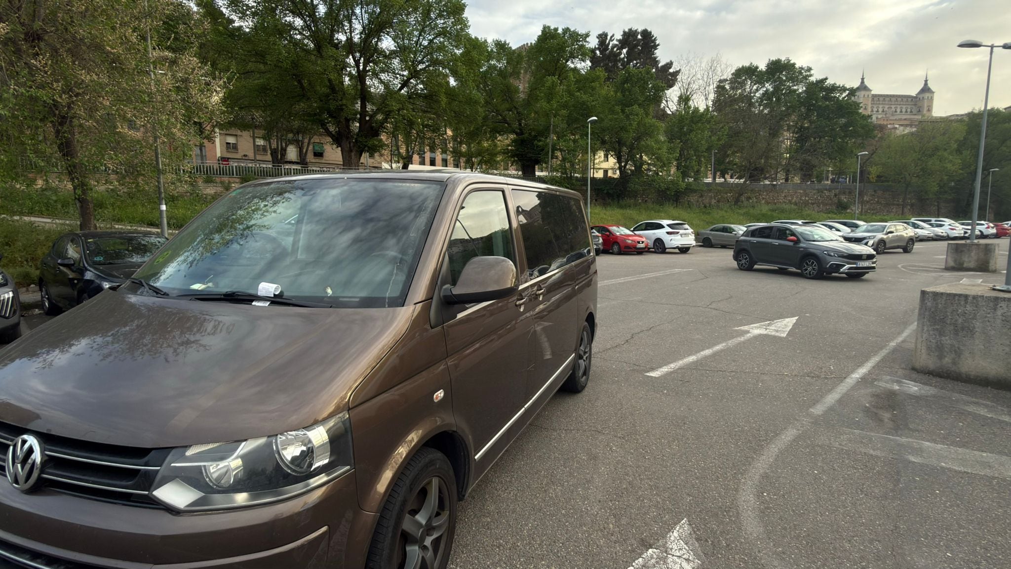 Imagen de coches mal aparcados en el aparcamiento de Azarquiel de Toledo