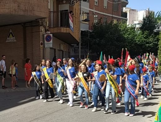 Imagen del pasacalles a su paso por la plaza del Rollo