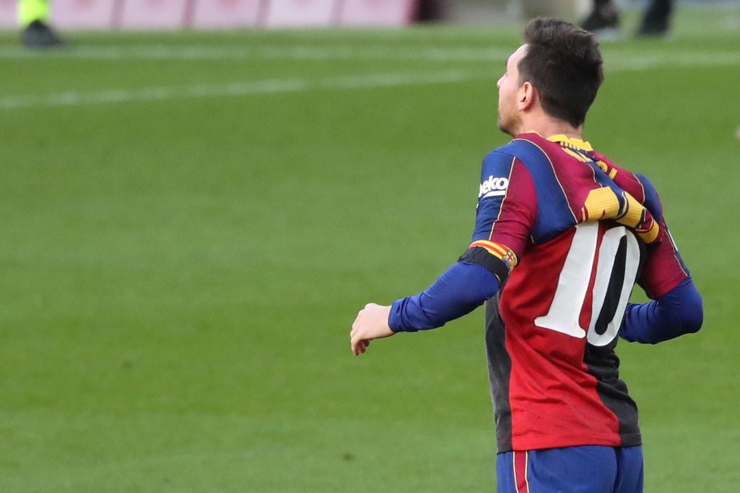 Messi muestra la camiseta del Newell&#039;s durante el partido contra Osasuna. 