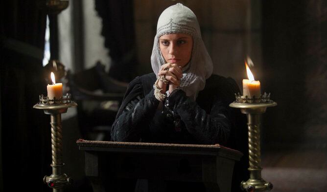 La reina Isabel (Michelle Jenner) reza por la salud de su hija en la serie 'Isabel'