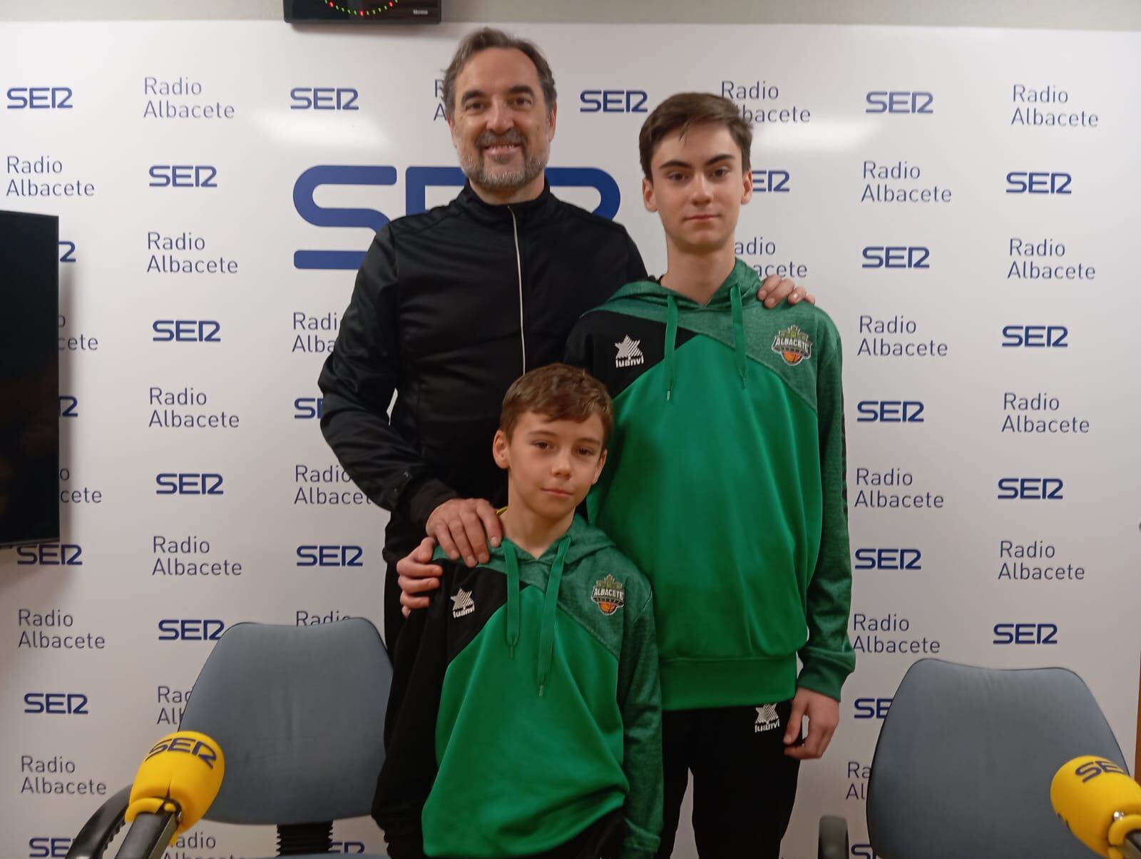 Jacinto Navarro, presidente del Albacete Basket junto a los canteranos Javier y Rafael