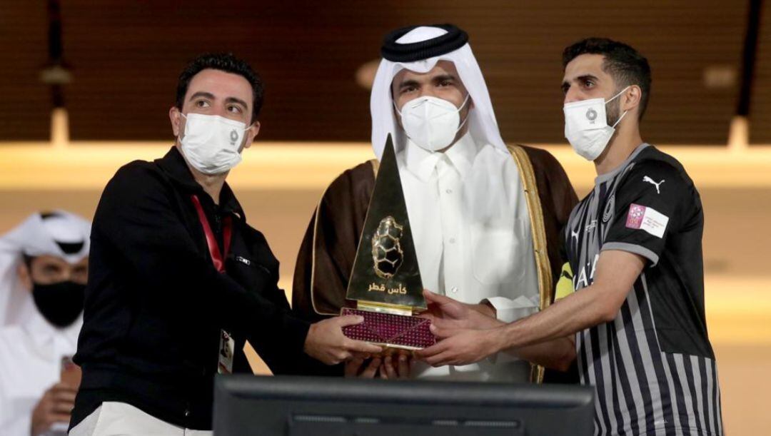 Xavi Hernández y Hassan Al-Haydos, capitán del Al Sadd, con la Copa de Qatar 2021. 