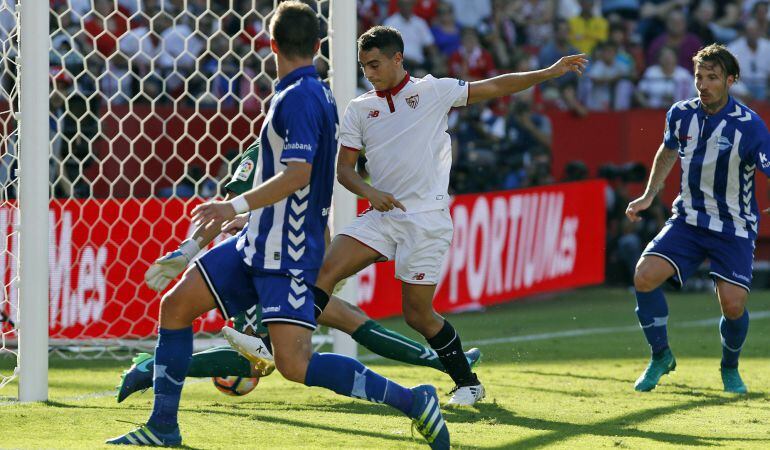 GRA292. SEVILLA .- El delantero francés del Sevilla, Wissam Ben Yedder (c), marca su segundo gol, el de la victoria ante el Alavés, durante el partido de Liga Santander que estos dos equipos juegan esta tarde en el estadio Sánchez Pizjuán de la capital an