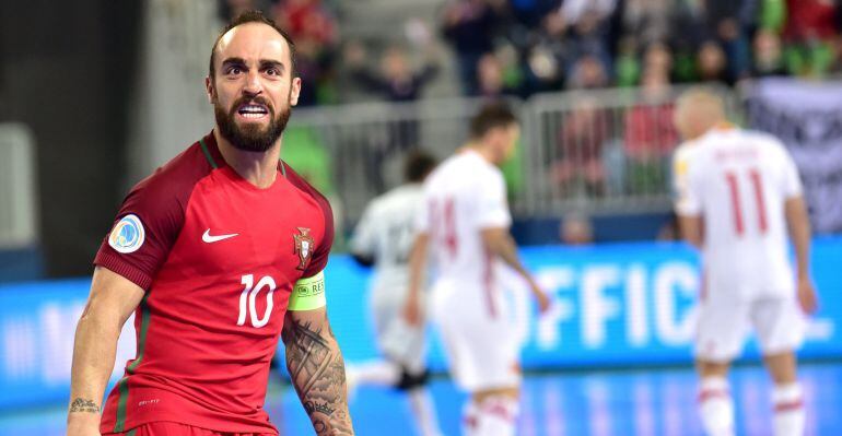 Ricardinho celebra el primer gol del partido
