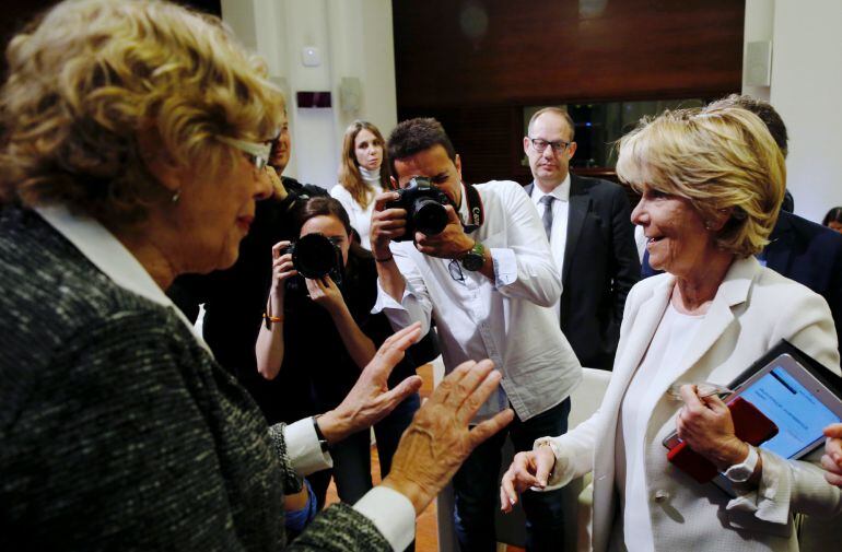 La alcaldesa de Madrid, Manuel Carmena (i), y la portavoz del PP en la Asamblea de Madrid, Esperanza Aguirre