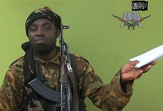 El líder de la organización Boko Haram, Abubakar Shekaum, durante la emisión de un vídeo