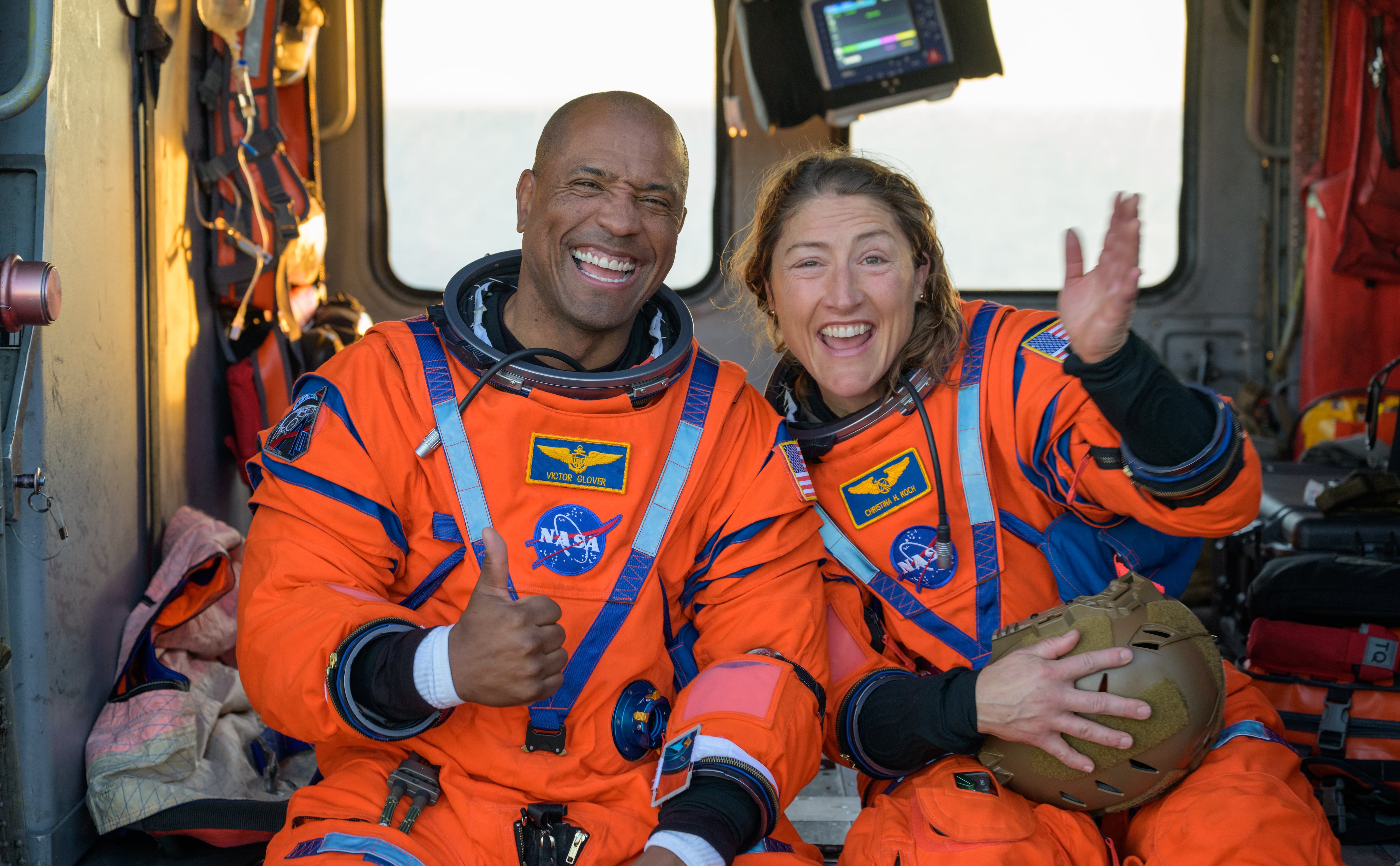 Fotografía cedida con la NASA donde aparece el piloto de la misión Artemis II, el astronauta Victor Glover (i), y la especialista de misión, la astronauta Christina Koch (d), saludando desde un helicóptero MH-60 Seahawk de la Armada estadounidense tras salir de la nave espacial Orion este viernes, en el océano Pacífico, frente a la costa de California (Estados Unidos).